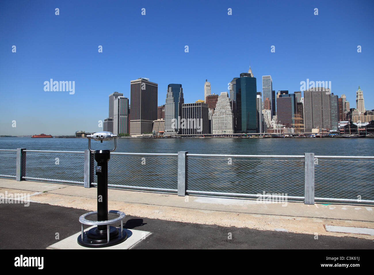 Vue de Manhattan depuis récemment ouvert Pier 1, partie de pont de Brooklyn Park, Brooklyn, New York City, USA Banque D'Images