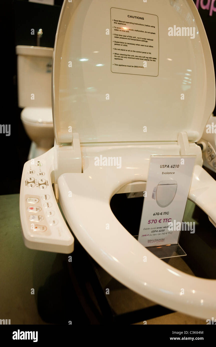 Paris, France, Industrial Trade Show, 'Foire de Paris' de l'eau des  toilettes Japonaises modernes de nettoyage sur l'affichage Photo Stock -  Alamy