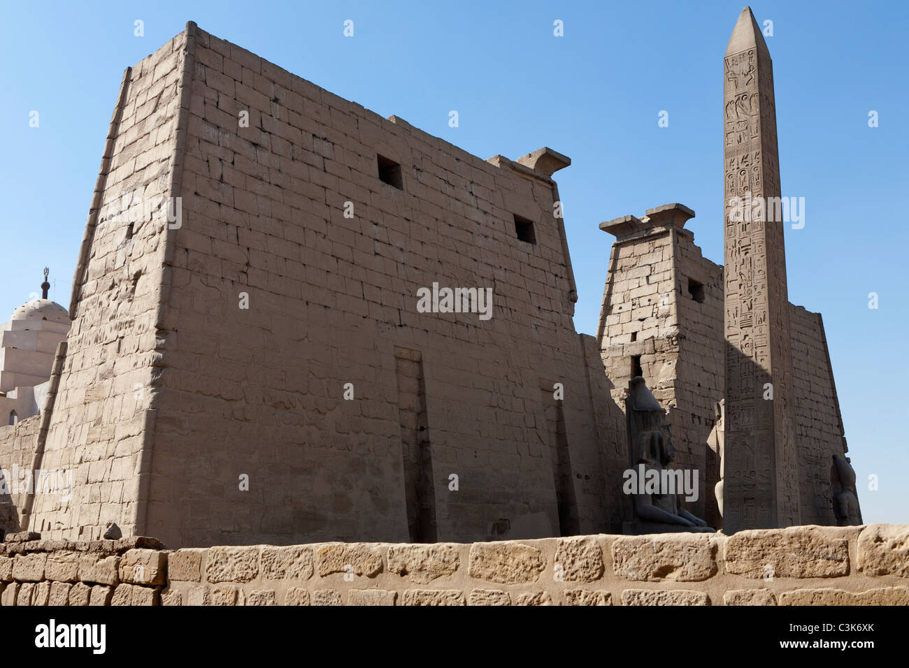 L'obélisque de granit rouge de Ramsès II devant le Premier pylône du temple de Louxor, Louxor, Égypte Banque D'Images