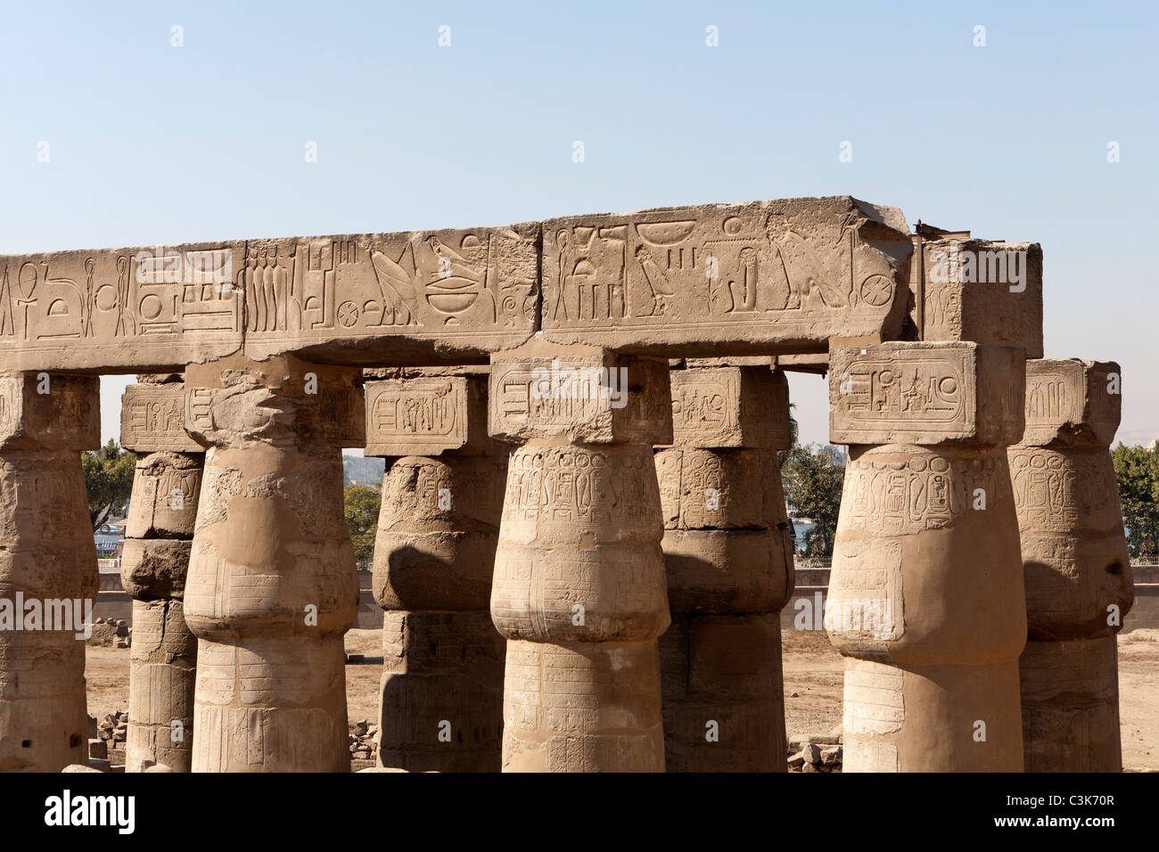 Close up de linteaux et chefs de colonne vu de la mosquée d'Abou el-Haggag sur les murs de la ville de Louxor le temple de Louxor, Egypte Banque D'Images