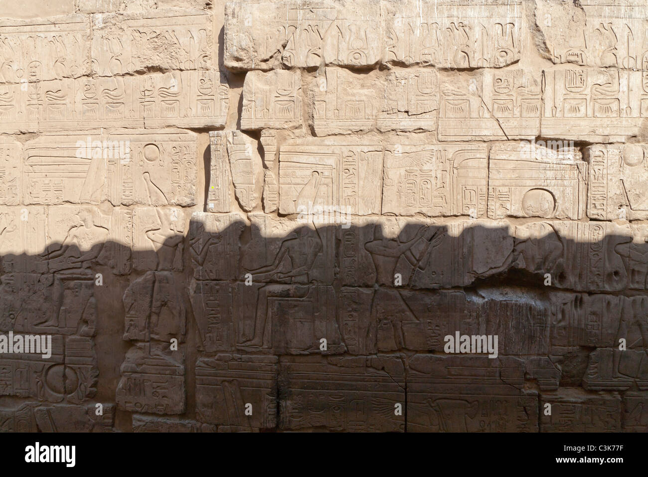 Close up de soulagement le travail sur l'ombre en partie au mur du temple de Louxor, Louxor, Egypte Banque D'Images