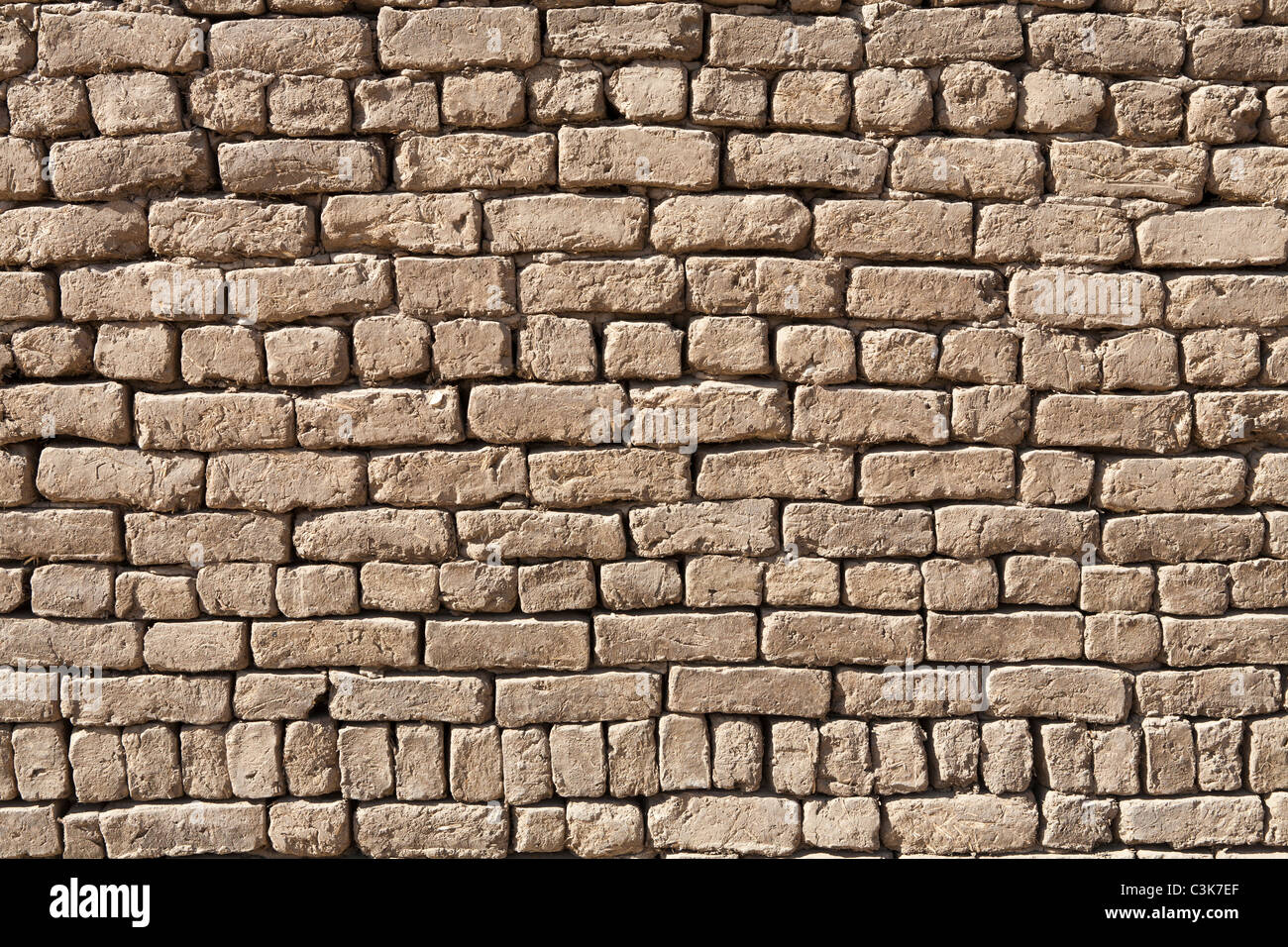 Detail close up d'un espace de mur de brique de boue montrant quatorze cours, Egypte Banque D'Images