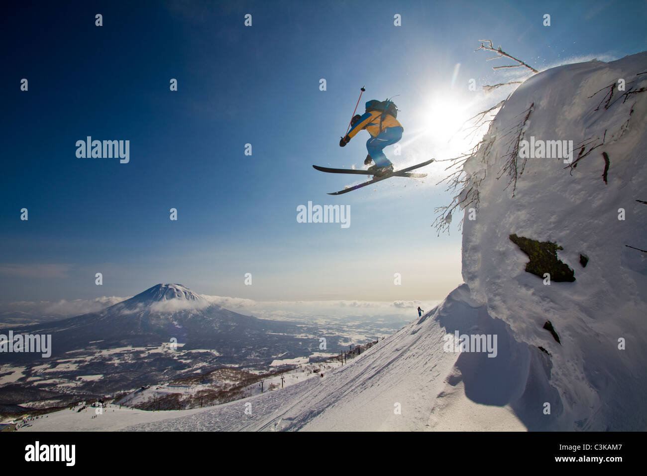 Le Japon, Hokkaido, Niseko, Man skiing Banque D'Images