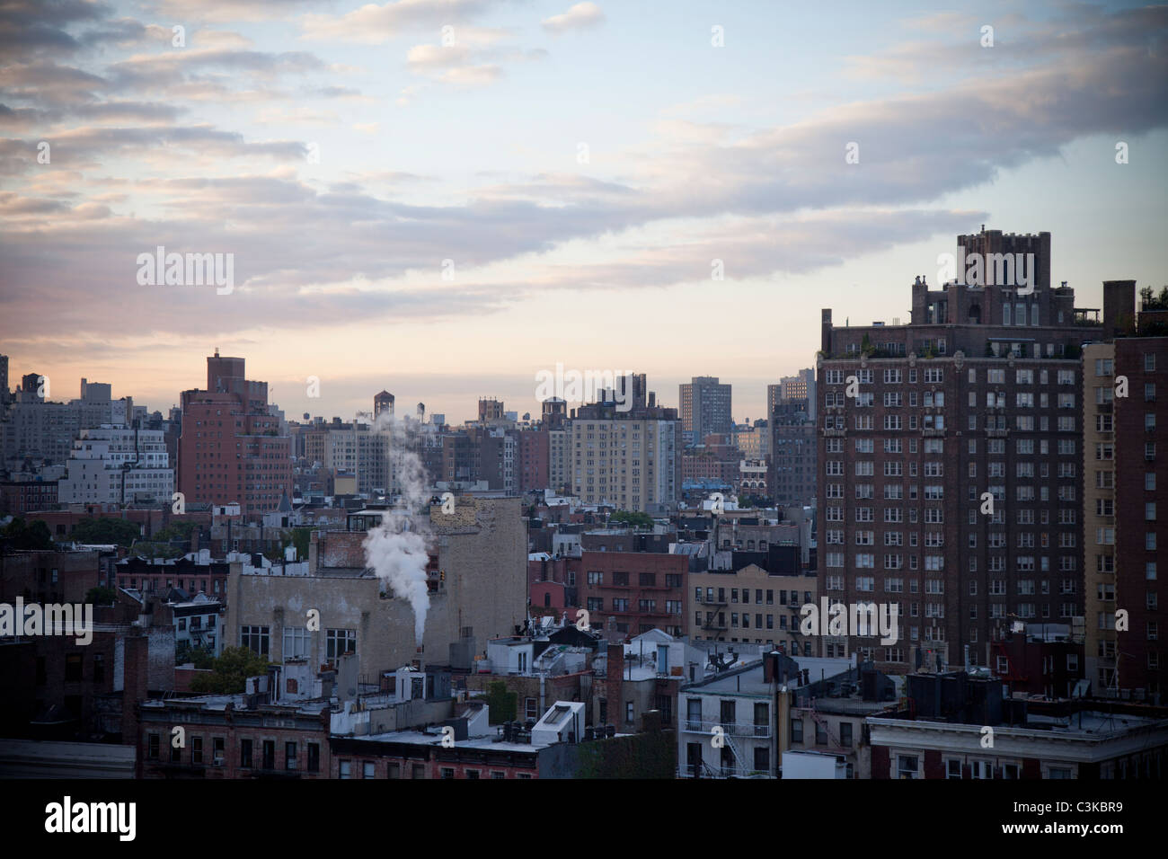 Vue de la ville au crépuscule Banque D'Images