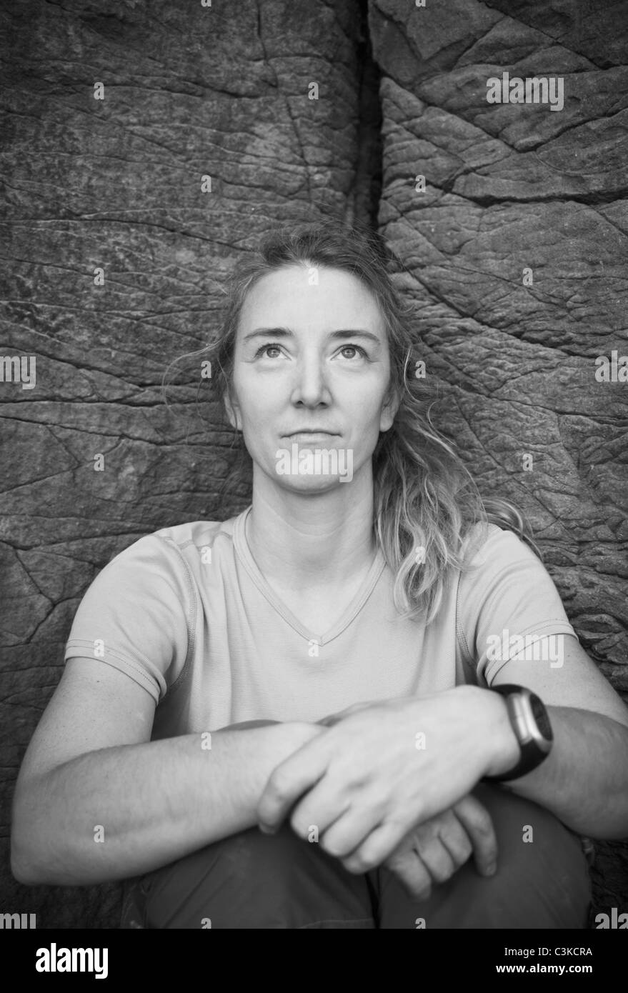 Portrait d'une femme d'âge moyen à l'extérieur en face d'un mur de roche, Vantage, Washington, USA. Banque D'Images
