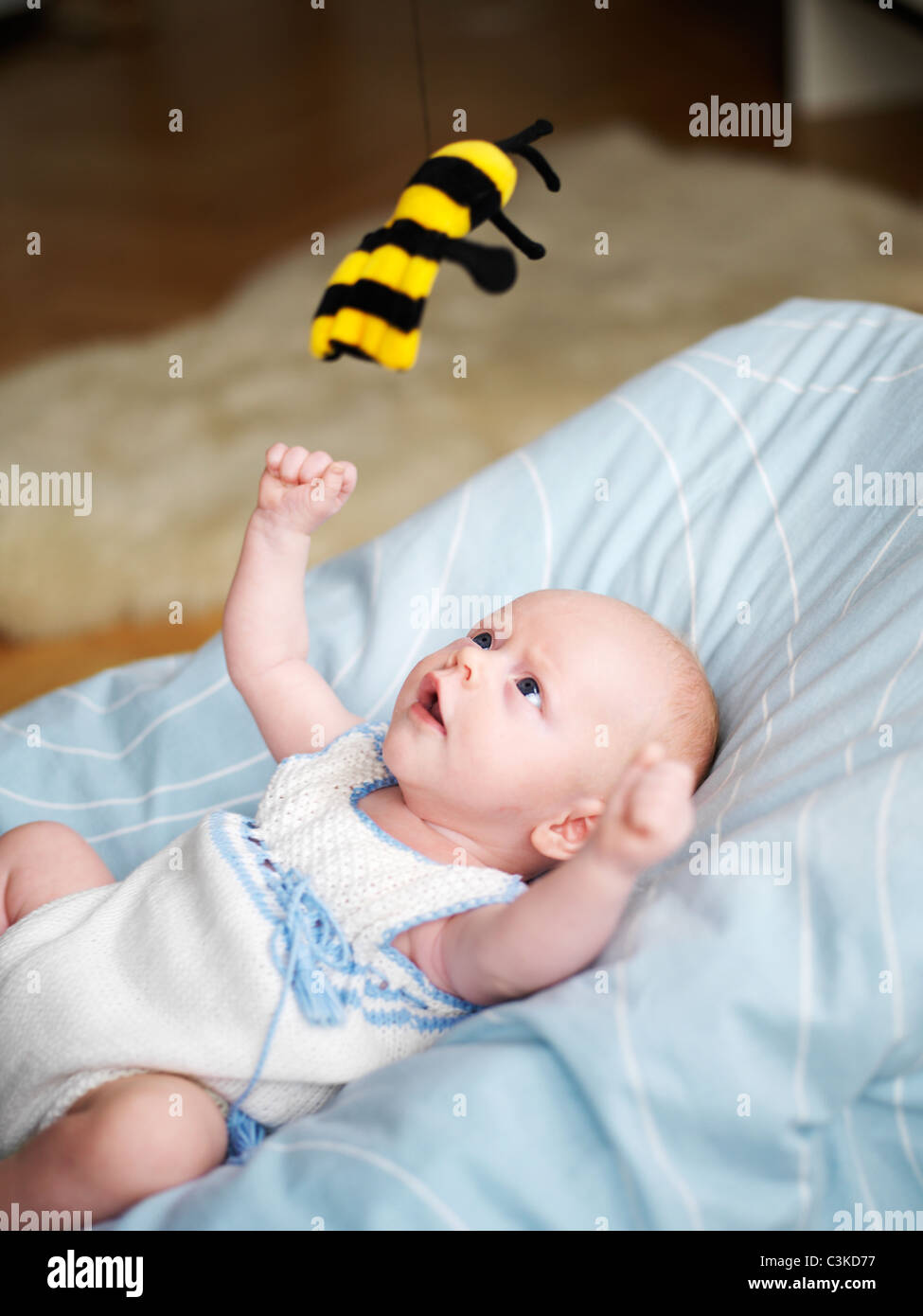 Baby Playing with toy wasp Banque D'Images