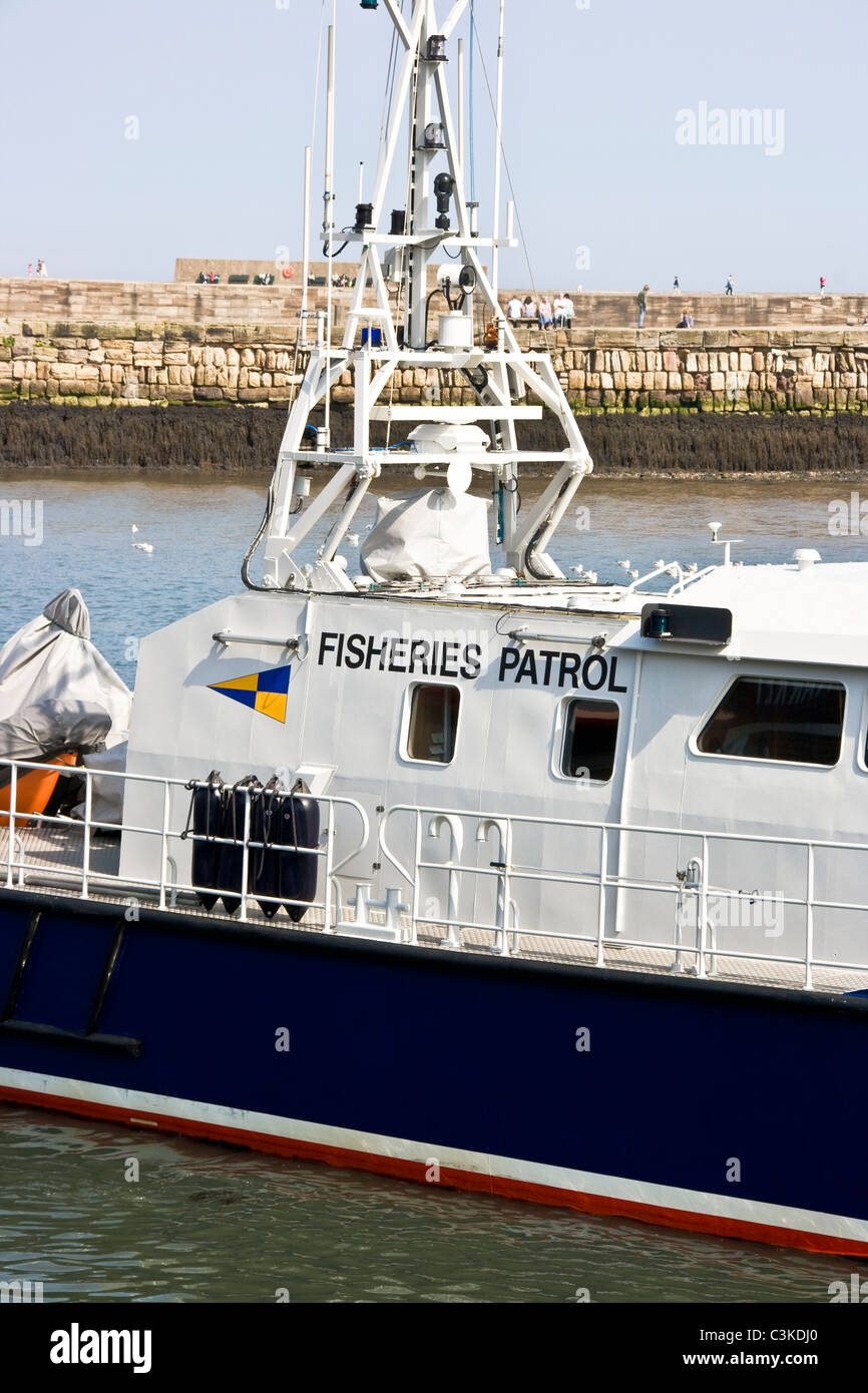 Une patrouille de pêche bateau de surveillance à Whitby Harbour Harbour North Yorkshire angleterre Europe Banque D'Images