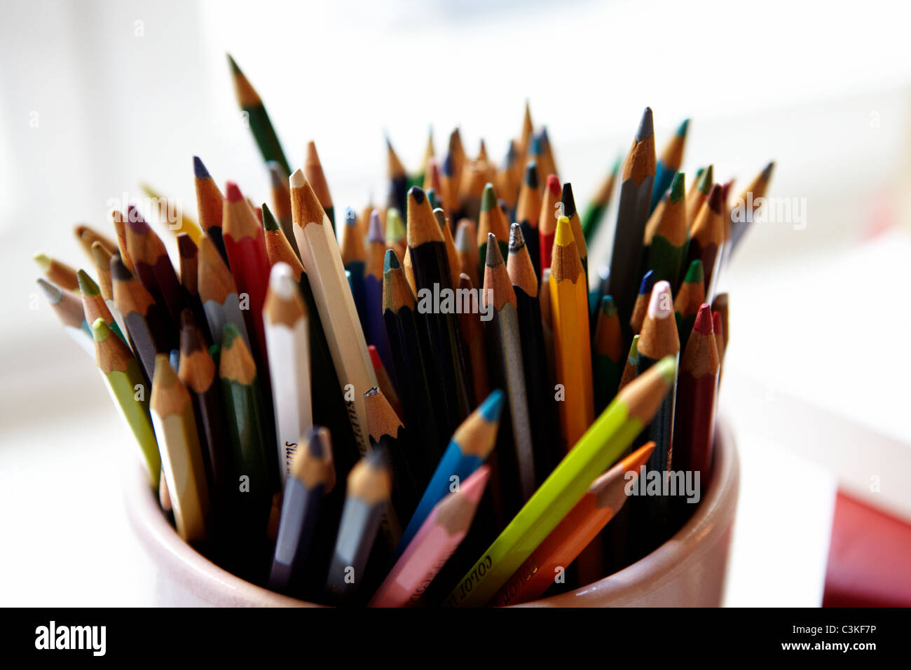 Close-up de contenant à l'aide de crayons Banque D'Images