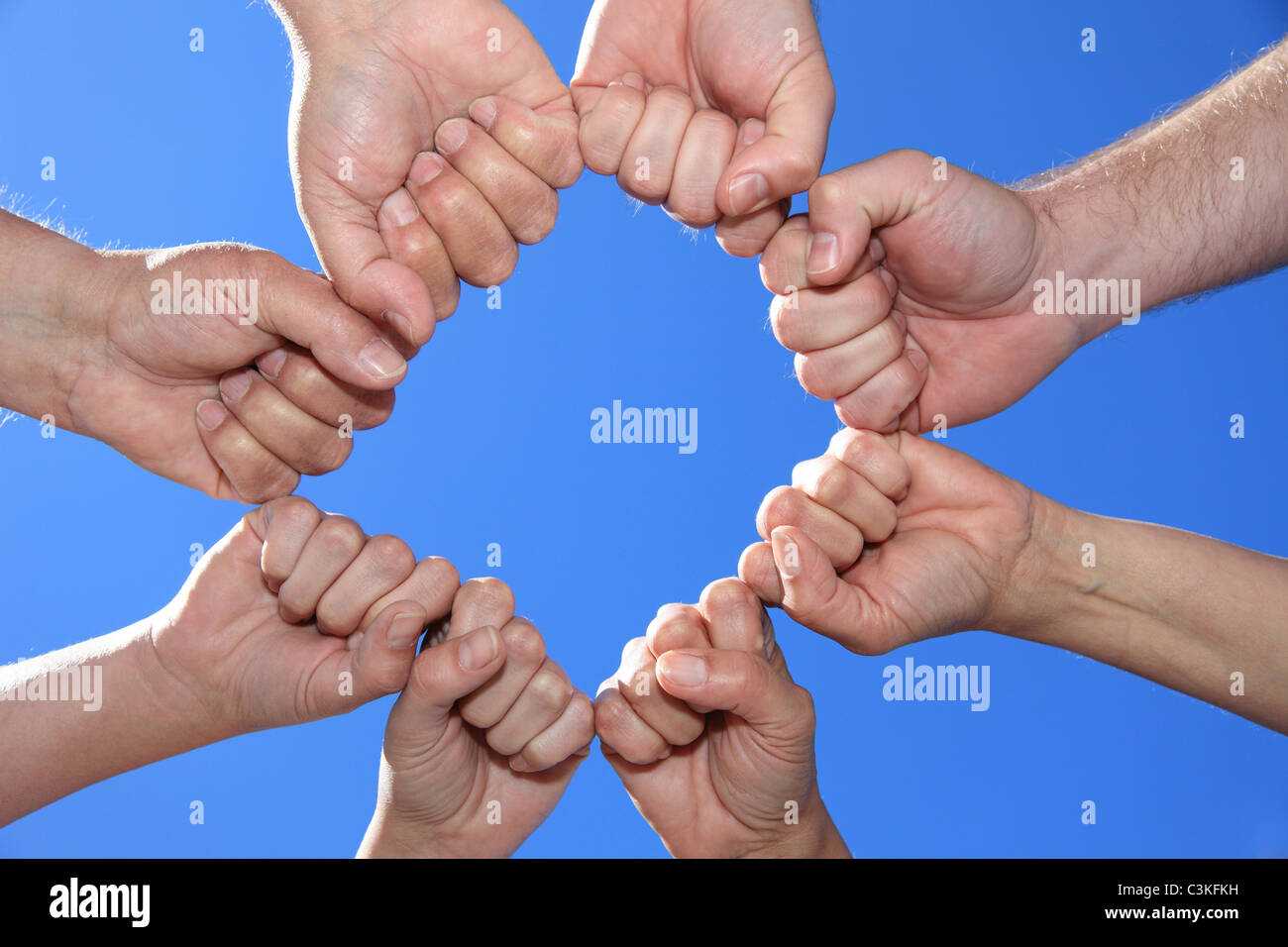 Différentes personnes mains en face de ciel bleu. Banque D'Images