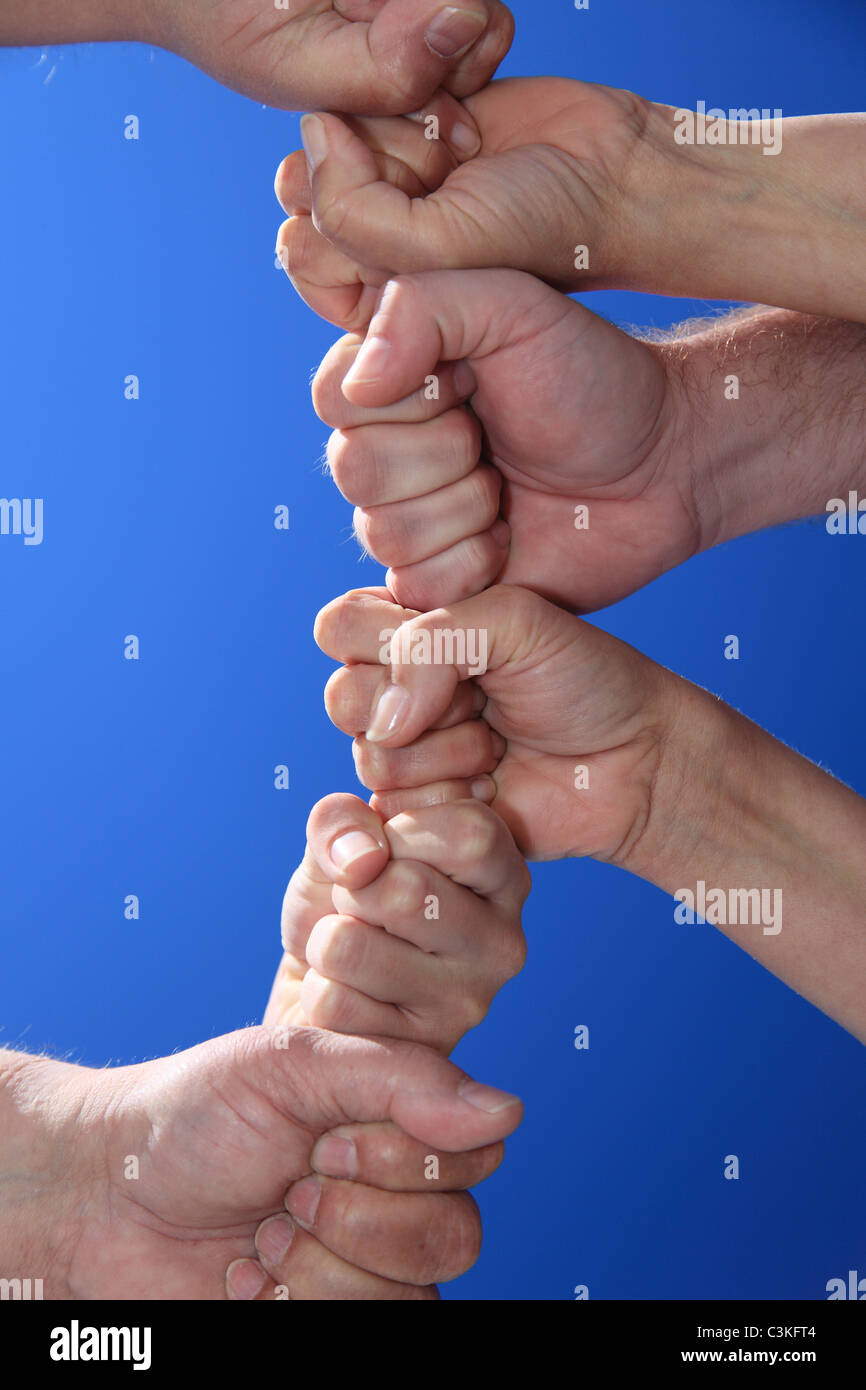 Différentes personnes mains en face de ciel bleu. Banque D'Images