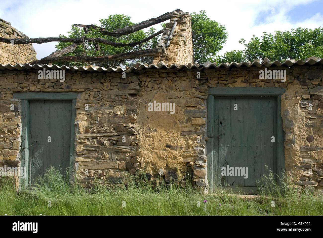 Bâtiments de ferme rustique en ruine le long de la route du pèlerinage, Camino de Santiago, au nord de l'Espagne Banque D'Images