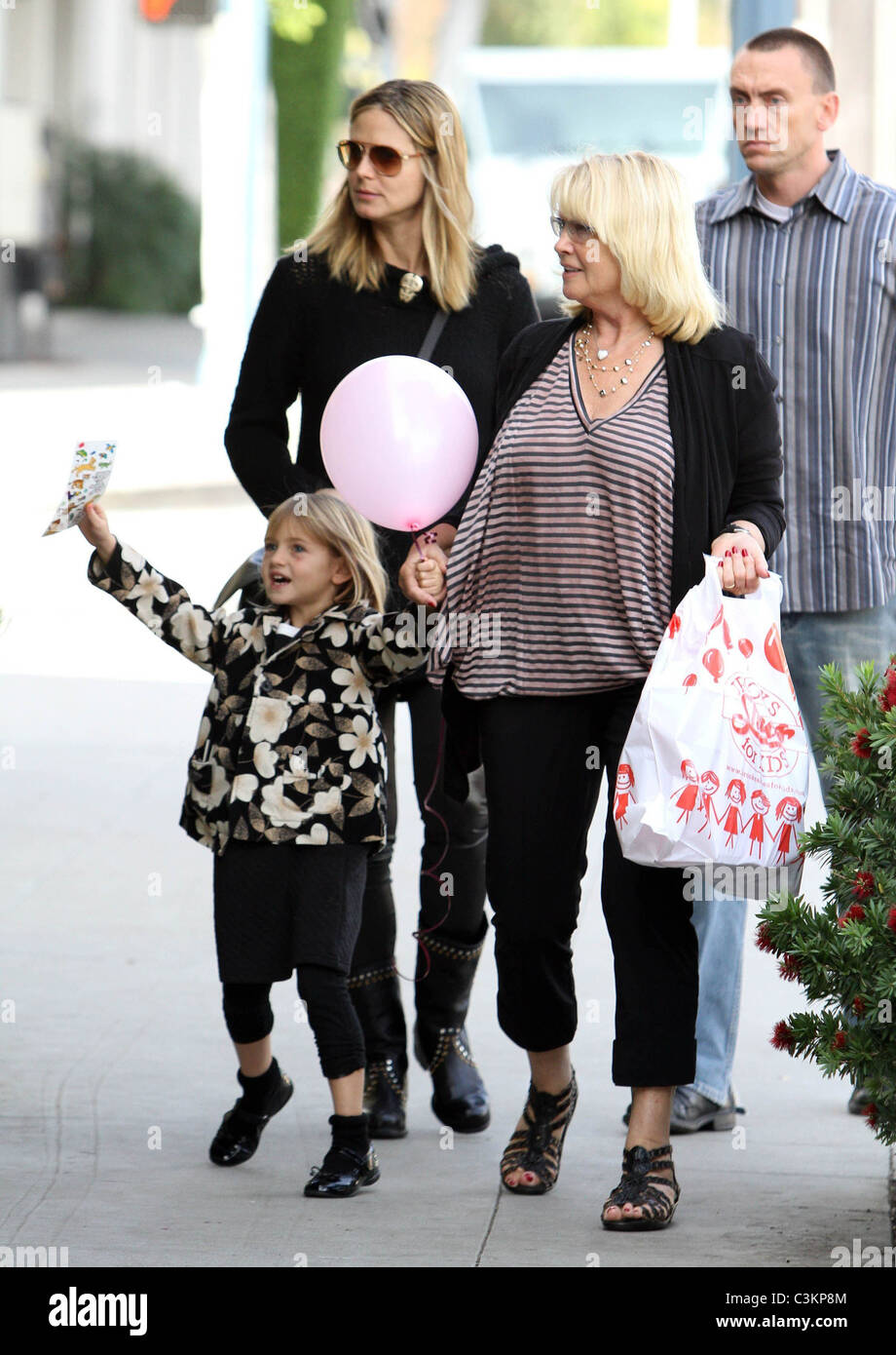 Heidi Klum, Leni Klum et Erna Klum Heidi Klum va faire les courses sur le Black Friday avec sa fille et la mère, Los Angeles Banque D'Images