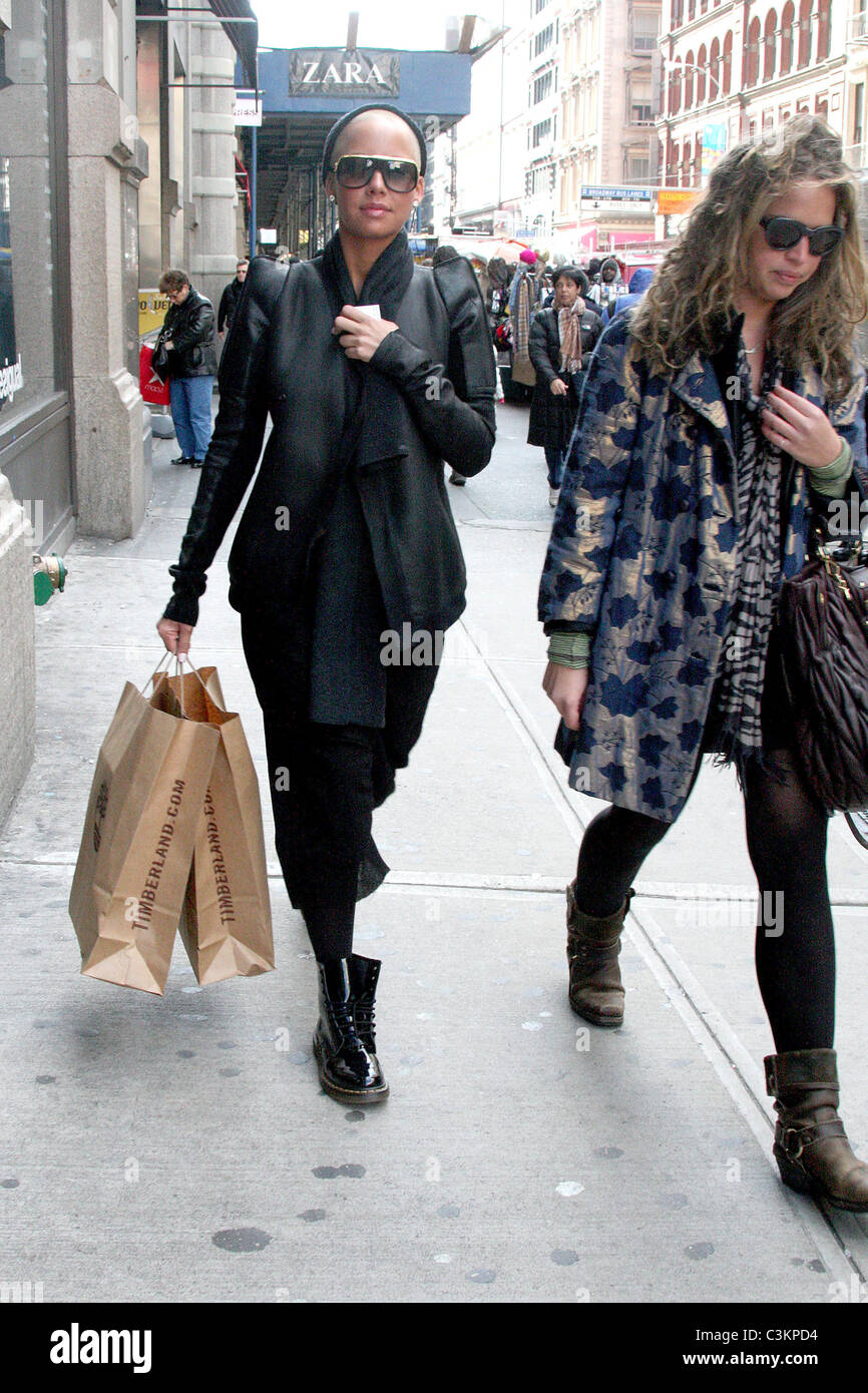 Rose Orange shopping SoHo avec un ami tout en portant des bottes