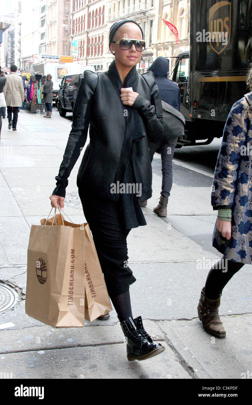 Amber Rose shopping à SoHo avec un ami en portant des bottes Dr. Martens  New York City, USA - 10.12.09 Anthony Dixon Photo Stock - Alamy