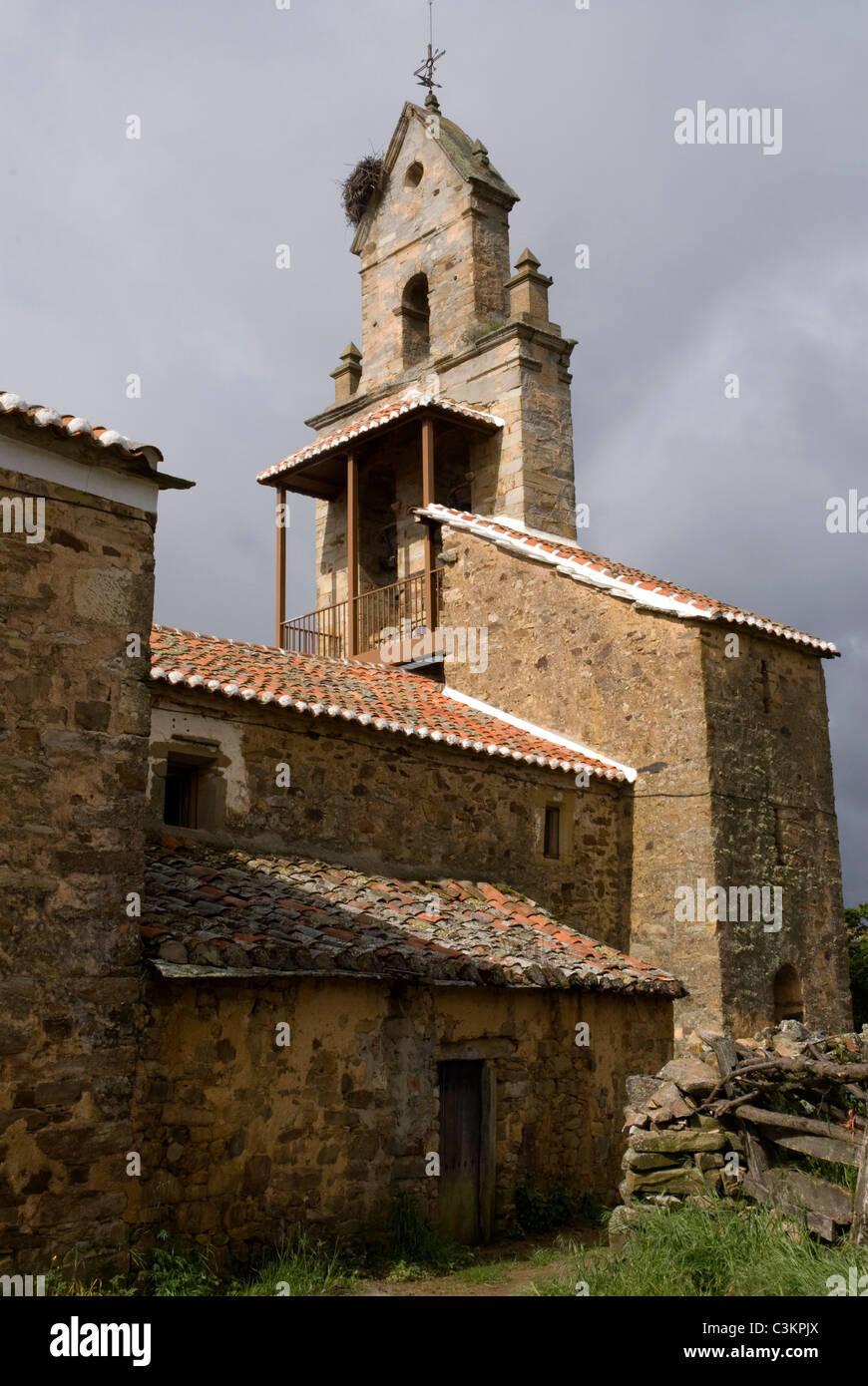 Des bâtiments rustiques le long de la route du pèlerinage, Camino de Santiago, au nord de l'Espagne Banque D'Images