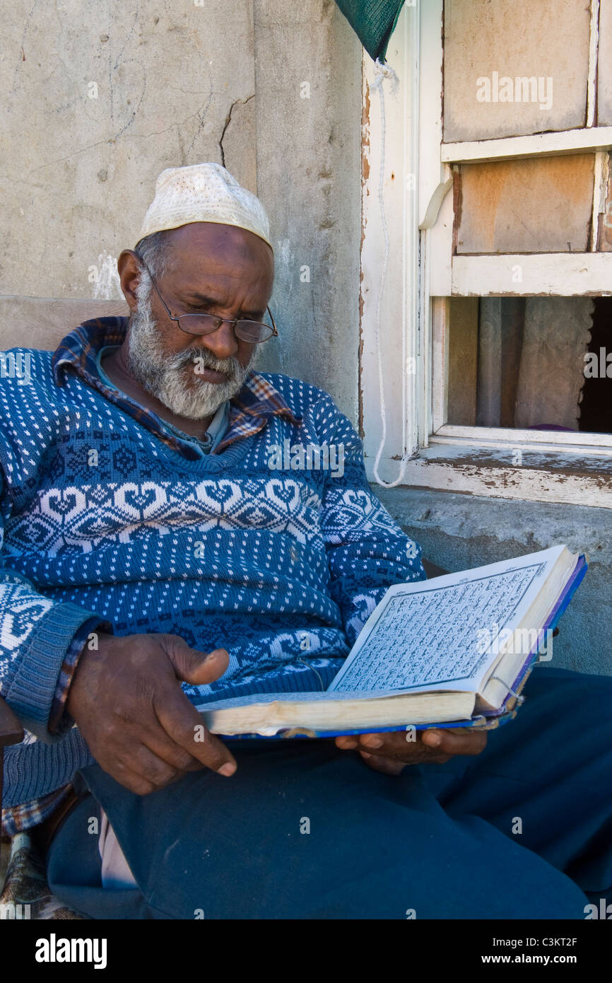Homme lisant le Coran, Bo-Kaap, Cape Town, Afrique du Sud Banque D'Images