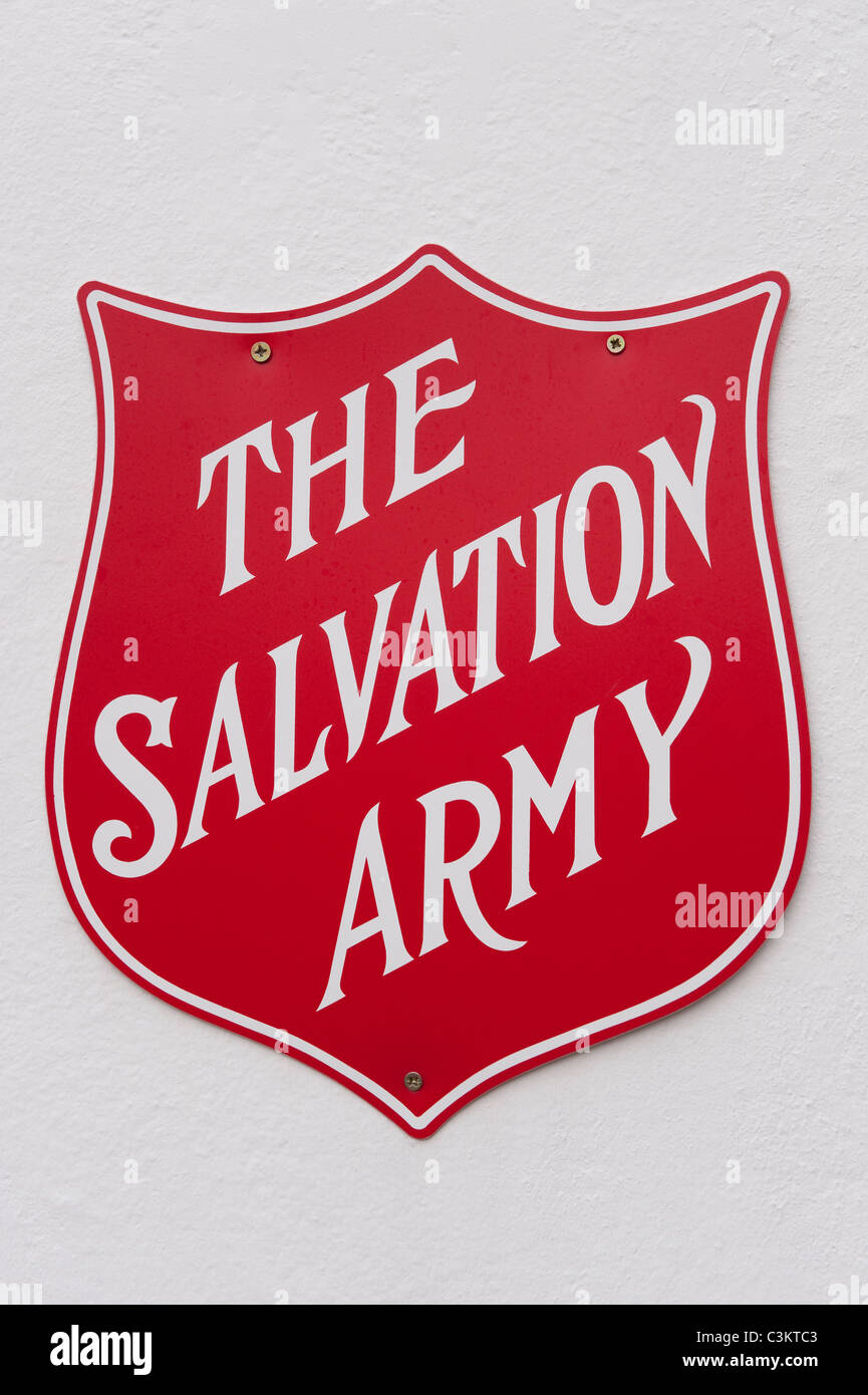 Gros plan du célèbre logo emblématique de l'Armée du Salut, fixé au mur extérieur de l'église (nom blanc et lettres sur le bouclier rouge) - Tadcaster, Angleterre, Royaume-Uni. Banque D'Images