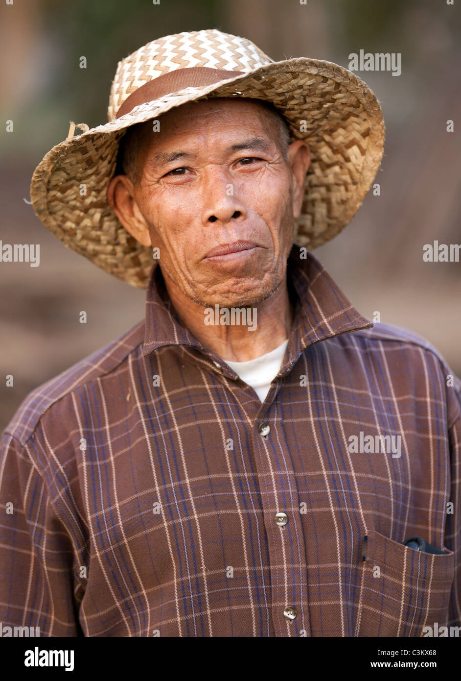 Chapeau de paille thai Banque de photographies et d'images à haute  résolution - Alamy