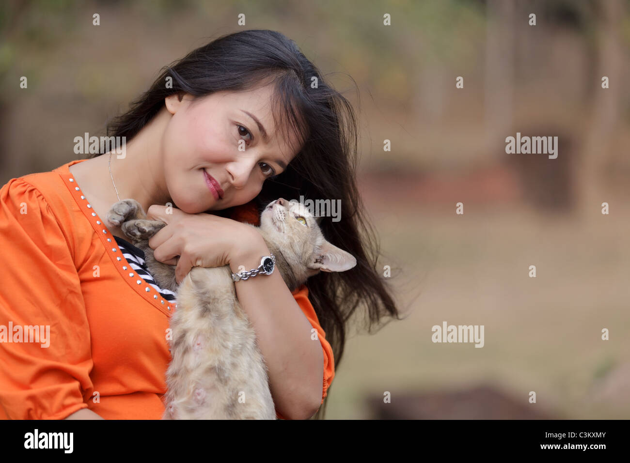 Asian woman hugging a cat Banque D'Images