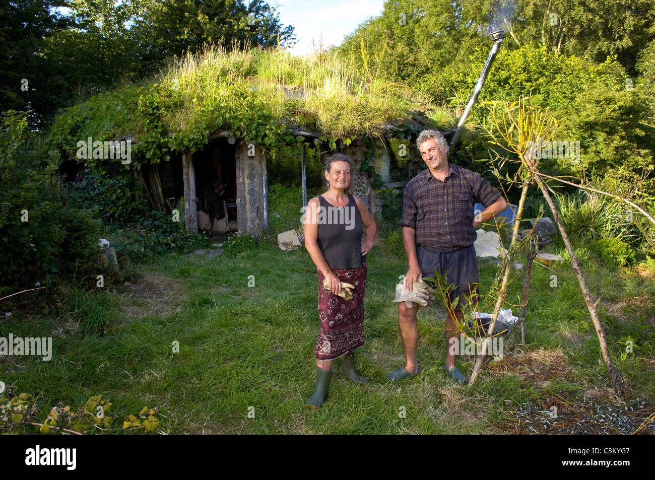 Tony Vénom et Jane la foi en dehors de l'impact faible 'que' ils ont construit au Roundhouse Brithdir Mawr à Pembrokeshire, Pays de Galles, Royaume-Uni Banque D'Images