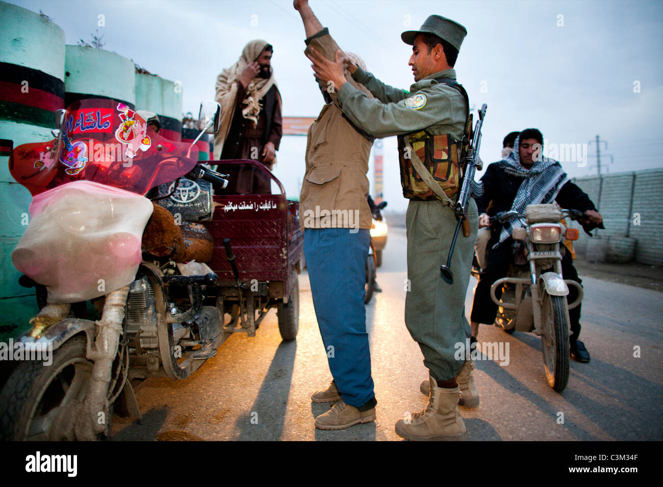 Rechercher des terroristes de la police afghane à Kunduz. Banque D'Images