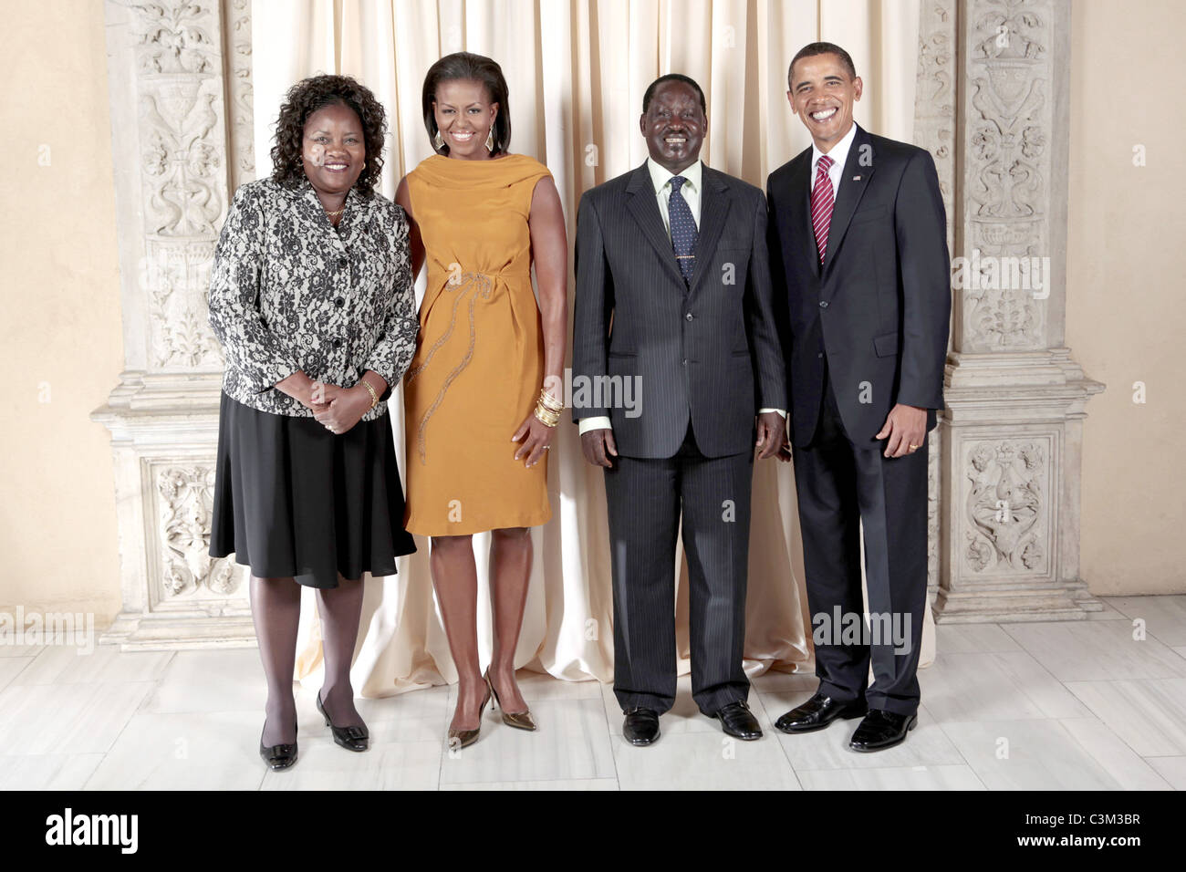 La Première Dame Michelle Obama et le président Barack Obama posent avec S.E. Raila Amolo Odinga, Premier Ministre de la République du Kenya Banque D'Images
