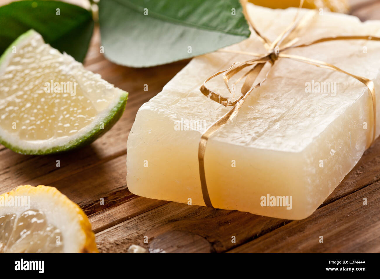 Morceau de savon citron à la main Photo Stock - Alamy