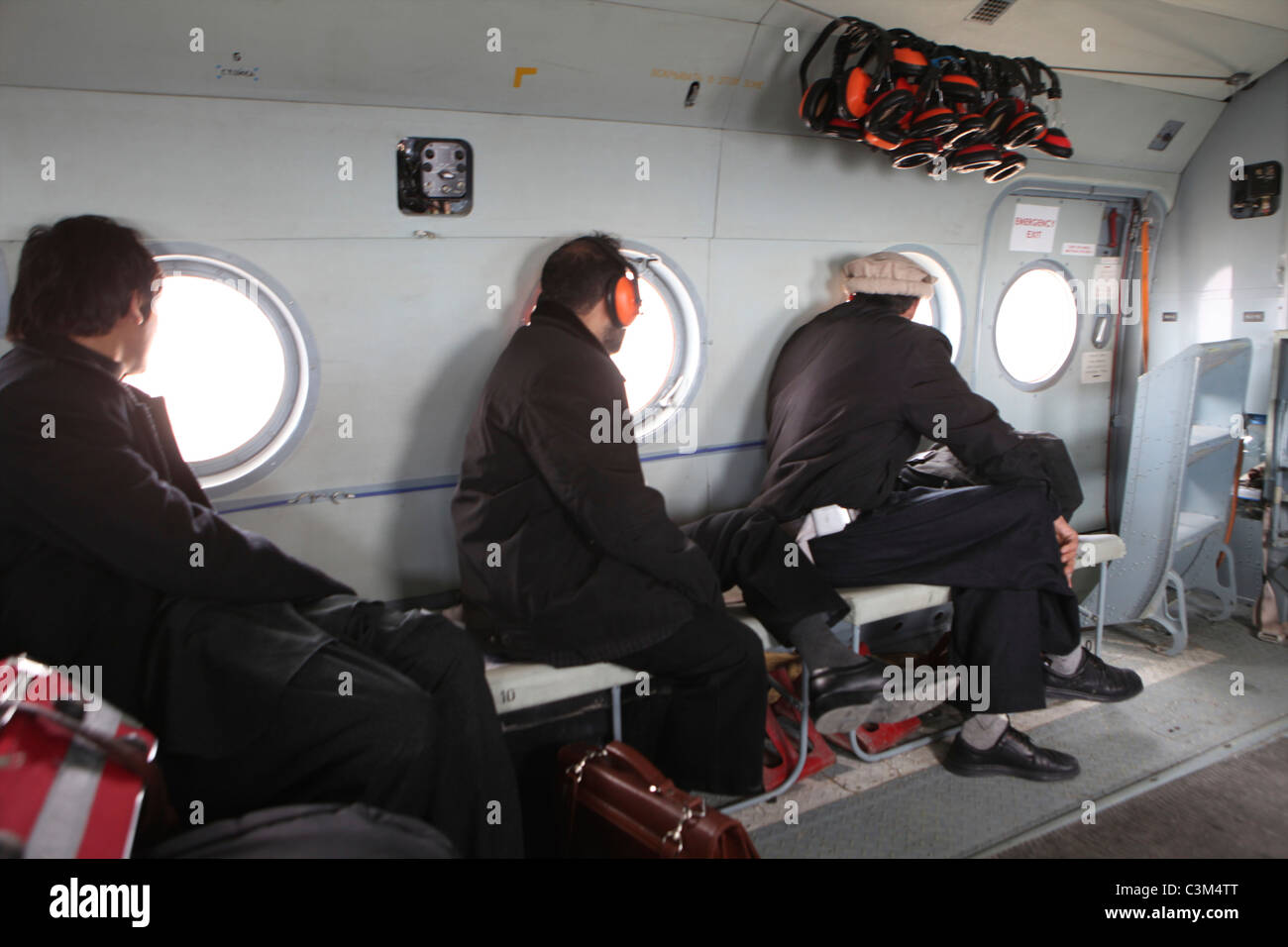 Passagers dans un helcopter russe au-dessus de kunduz Banque D'Images