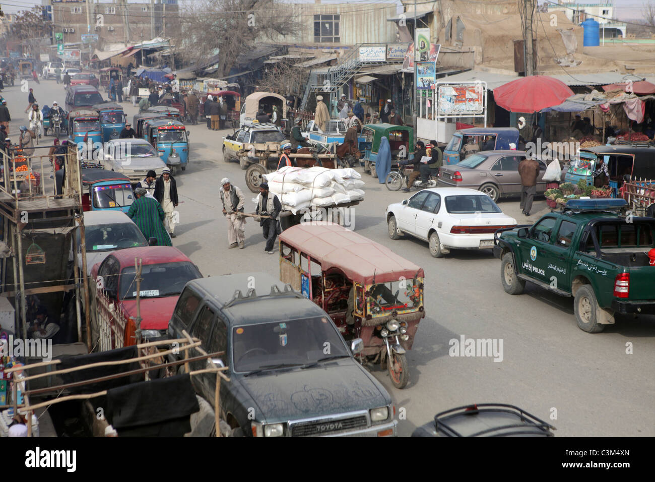 La vie quotidienne dans la ville de Kunduz, Afghanistan. VOOR EEN ARTIKEL VAN NATALIE RIGHTON, FOTO TON KOENE.rue principale de la ville de Kunduz Banque D'Images