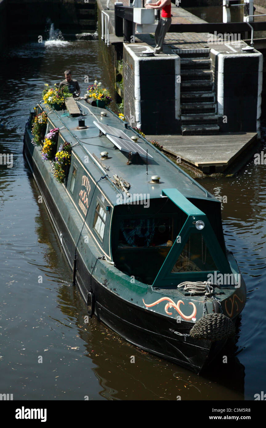 Bateau étroit fleuri, navigue hors de Camden Lock (Verrouillage), Hampstead Road vers Hawley serrure sur le Regent's Canal Banque D'Images