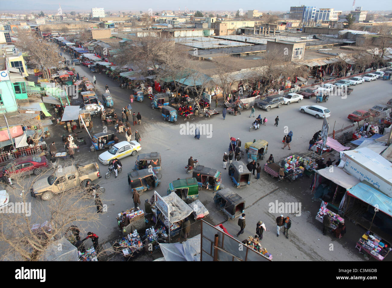 La vie quotidienne dans la ville de Kunduz, Afghanistan. VOOR EEN ARTIKEL VAN NATALIE RIGHTON, FOTO TON KOENE.rue principale de la ville de Kunduz Banque D'Images