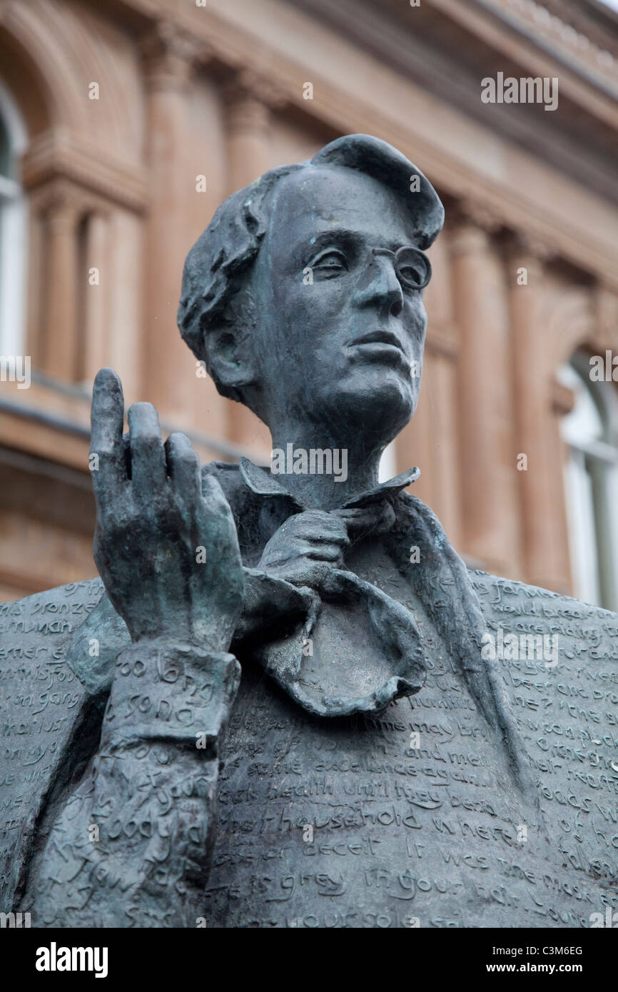 Statue commémorant WB Yeats, du centre-ville de Sligo, Comté de Sligo, Irlande. Banque D'Images