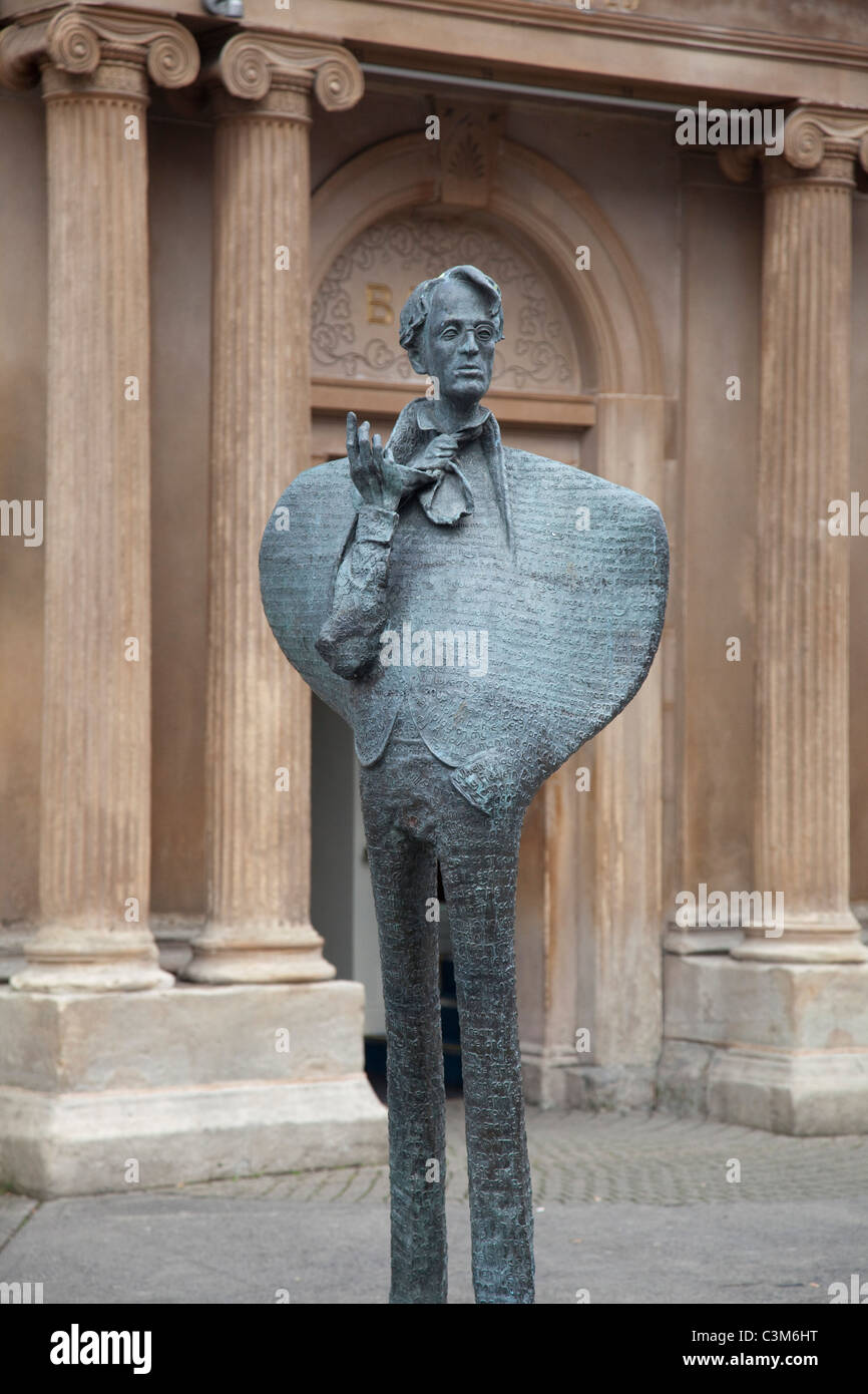 Statue commémorant WB Yeats, du centre-ville de Sligo, Comté de Sligo, Irlande. Banque D'Images