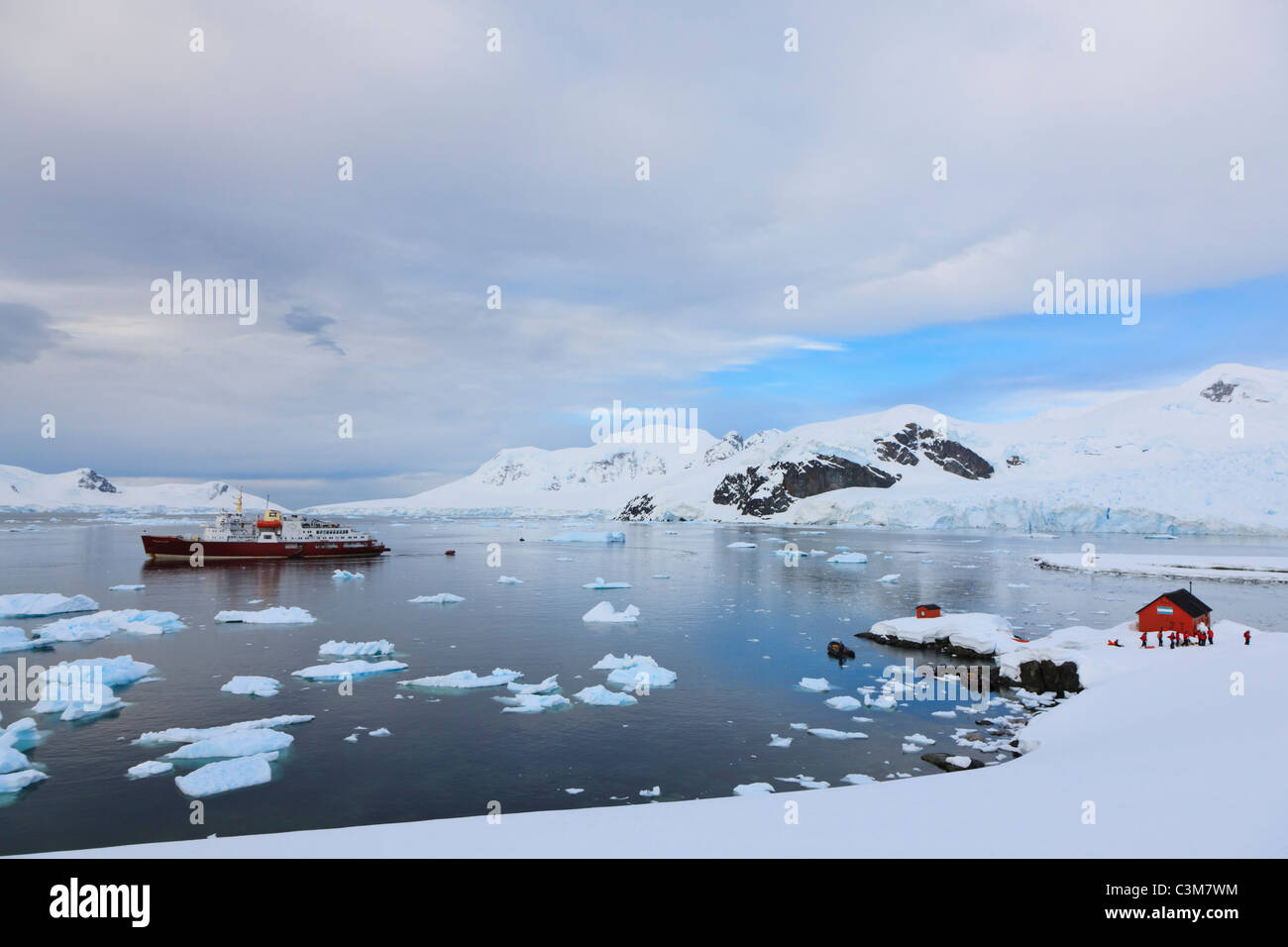 Océan Atlantique Sud, l'Antarctique, Péninsule Antarctique, le détroit de Gerlache, Paradise Bay, base Antarctique Argentine Banque D'Images