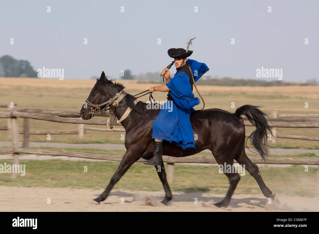 La Hongrie, Kalocsa. Cowboy traditionnelle hongroise show à Bakodpuszta Equestrian Center. Banque D'Images