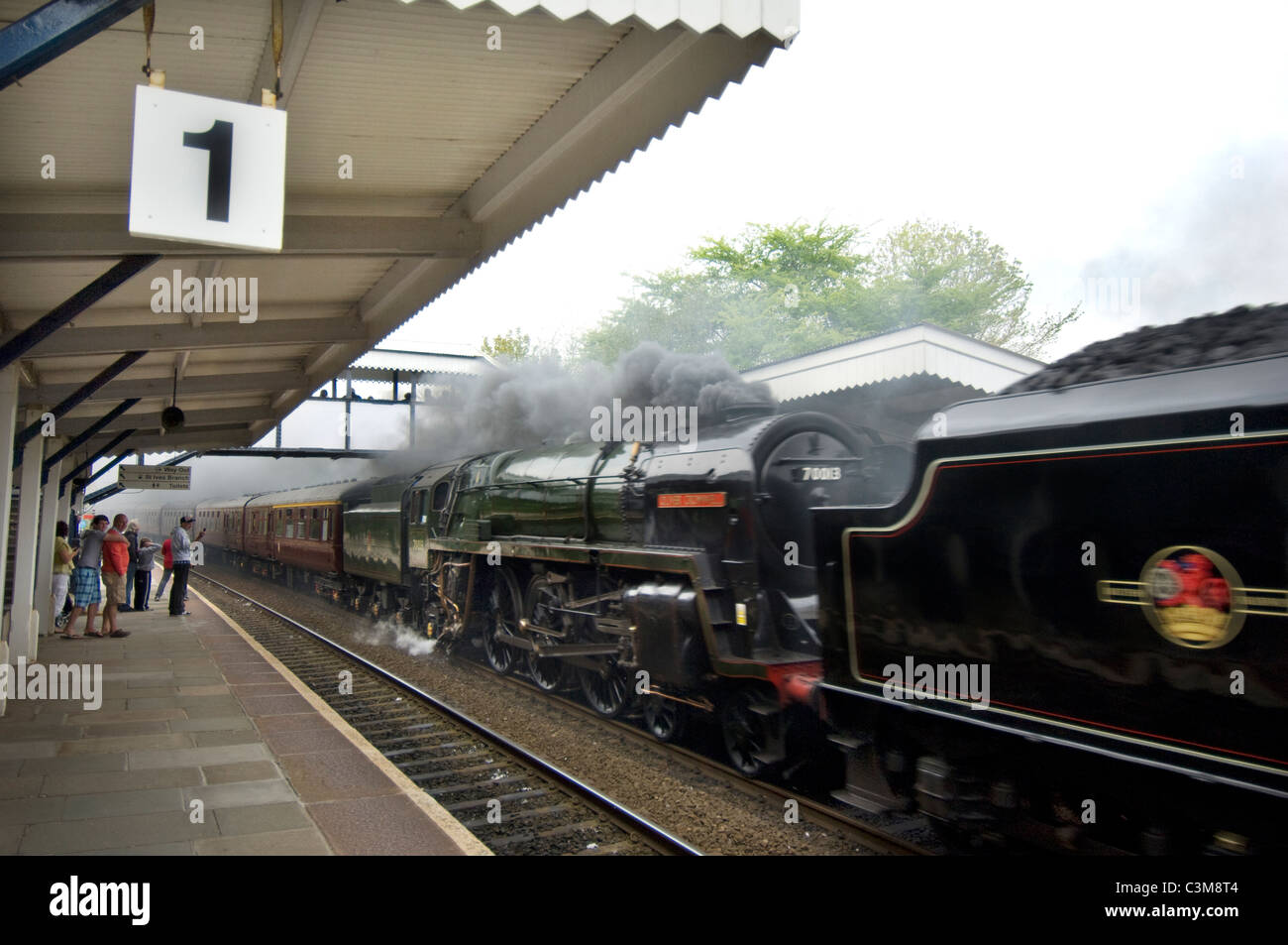 Locomotives à vapeur à double tête cinq 'Black' et '45305' Brittania '70013' Oliver Cromwell vitesse via St.Erth. Banque D'Images