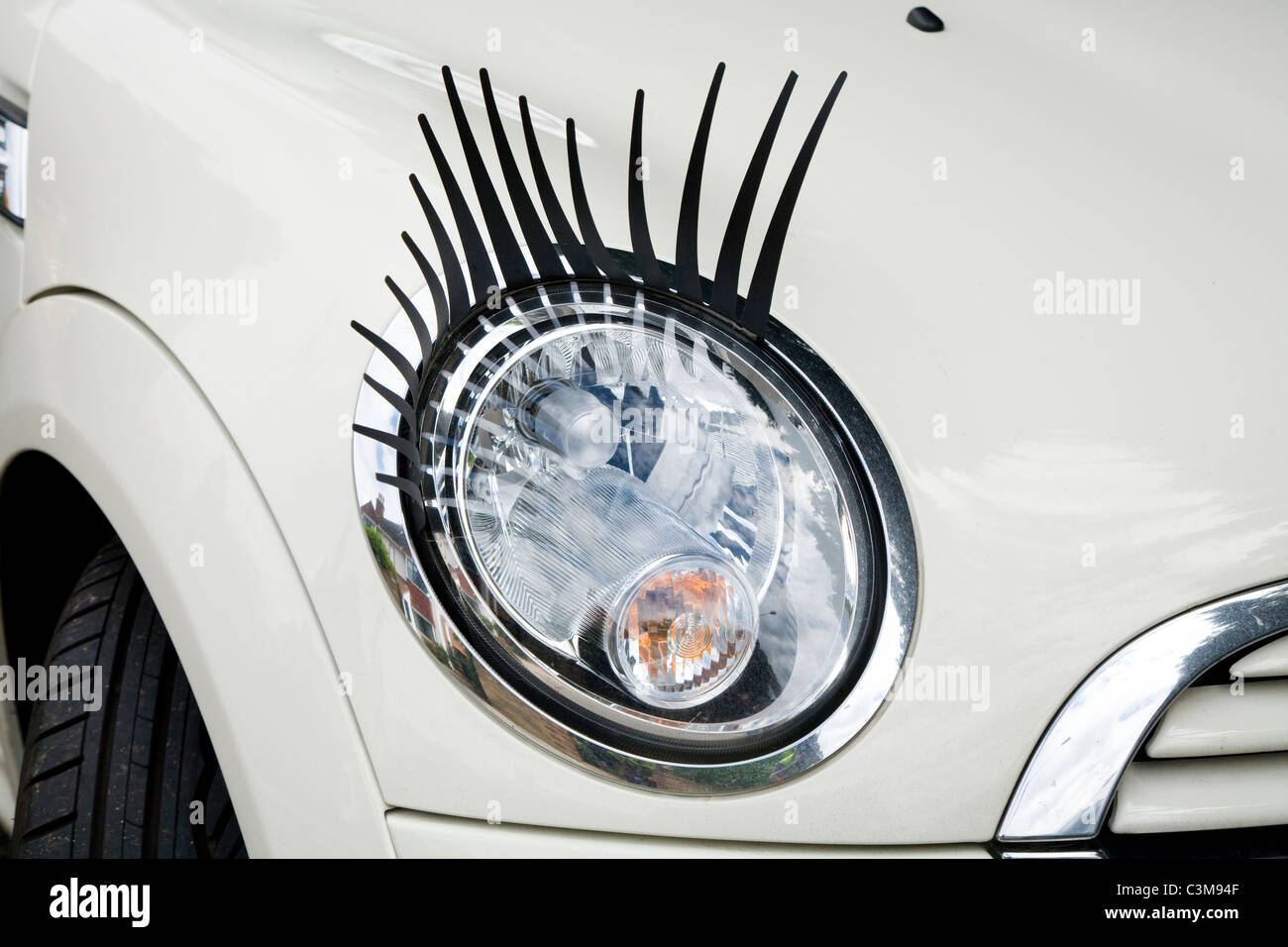 Cil / fouet / / cils cils attaché à une mini-voiture / véhicule / projecteur  de la tête de lampe / projecteur / Light / Lumière Photo Stock - Alamy