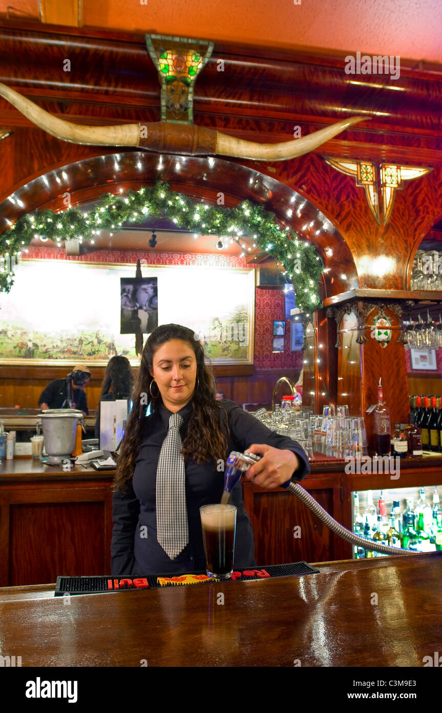 Bartender pouring un soda au bar antique, l'extrême ouest de taverne, Guadalupe, Californie Banque D'Images