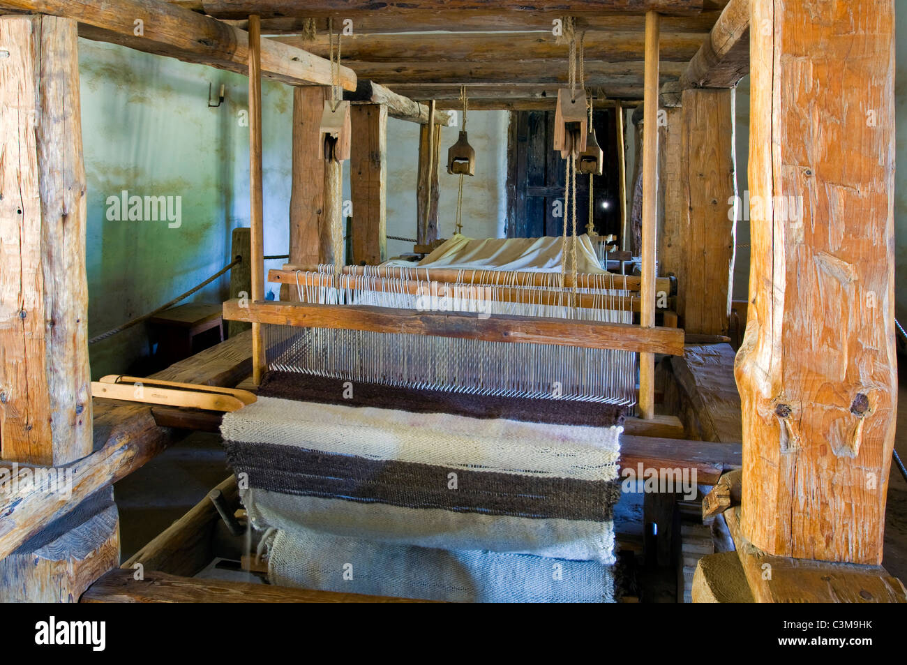 Métier à tisser en bois vieux chiffon de tissu de laine, la Mission Purisma State Historical Park California Banque D'Images