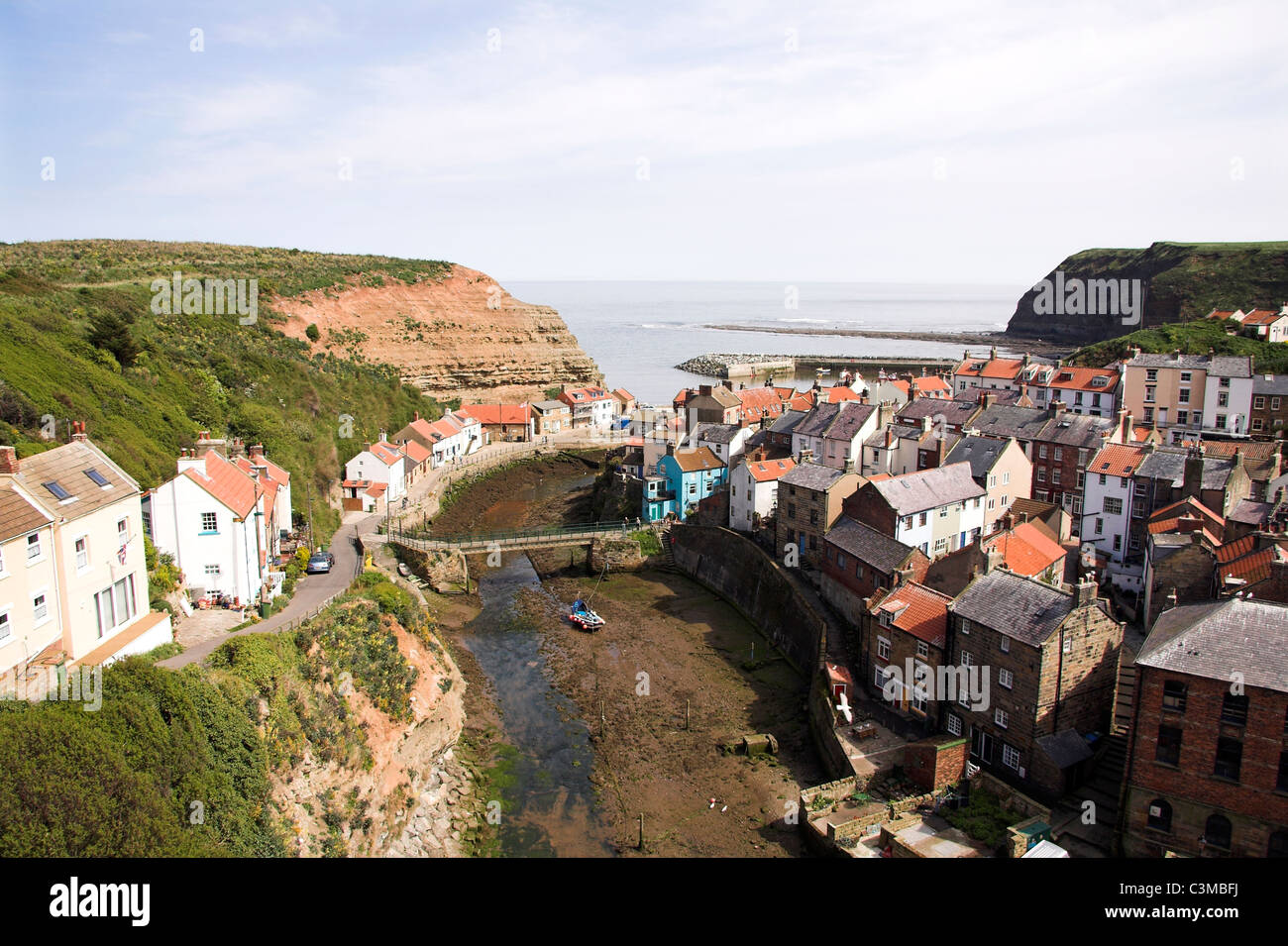 Staithes Beck, estuaire du petit village de pêcheurs de Staithes, North Yorkshire, England, UK Banque D'Images