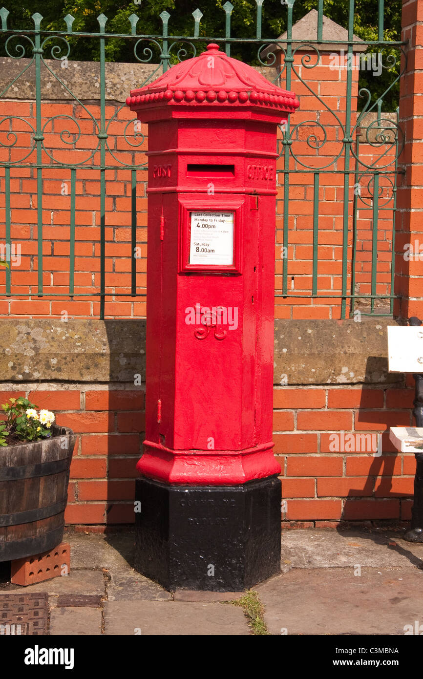 Old style red post box Banque D'Images