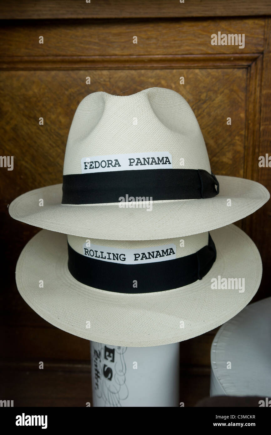 Chapeaux Panama dans un magasin à Paris Photo Stock - Alamy