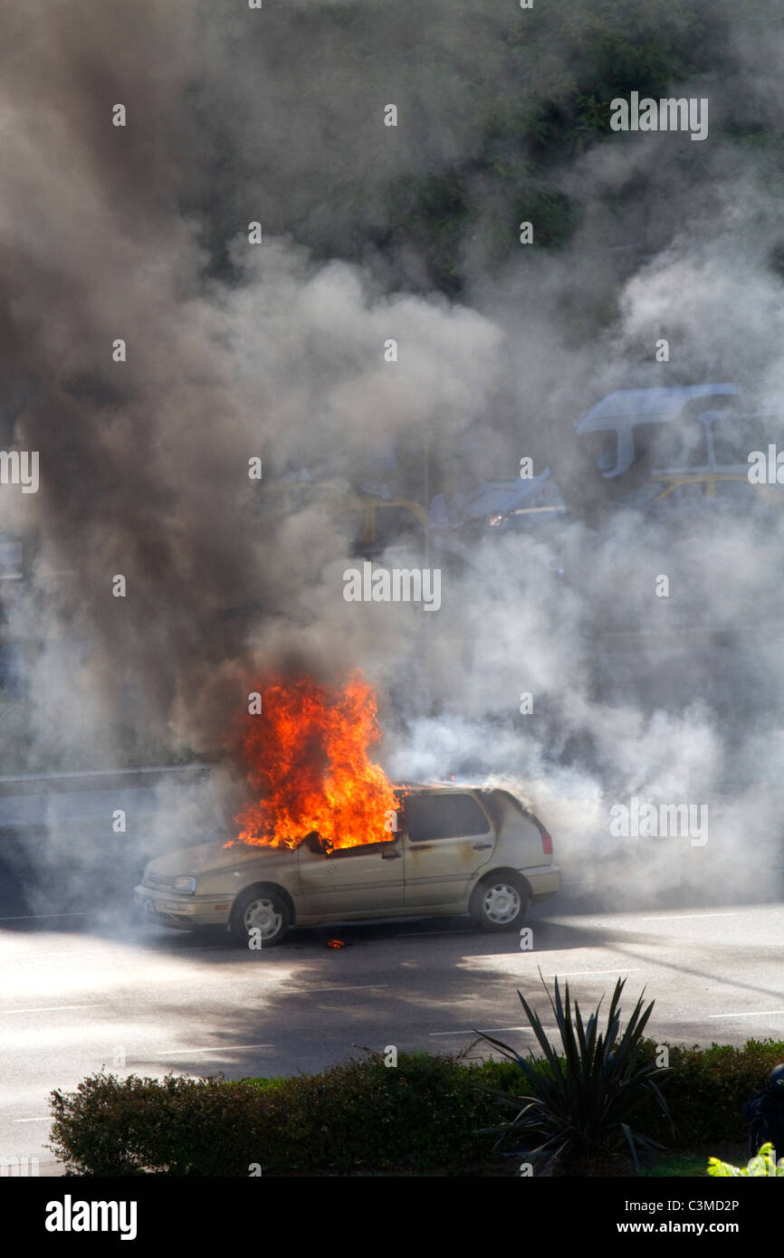 Feu de voiture sur l'Avenida 9 de Julio à Buenos Aires, Argentine. Banque D'Images