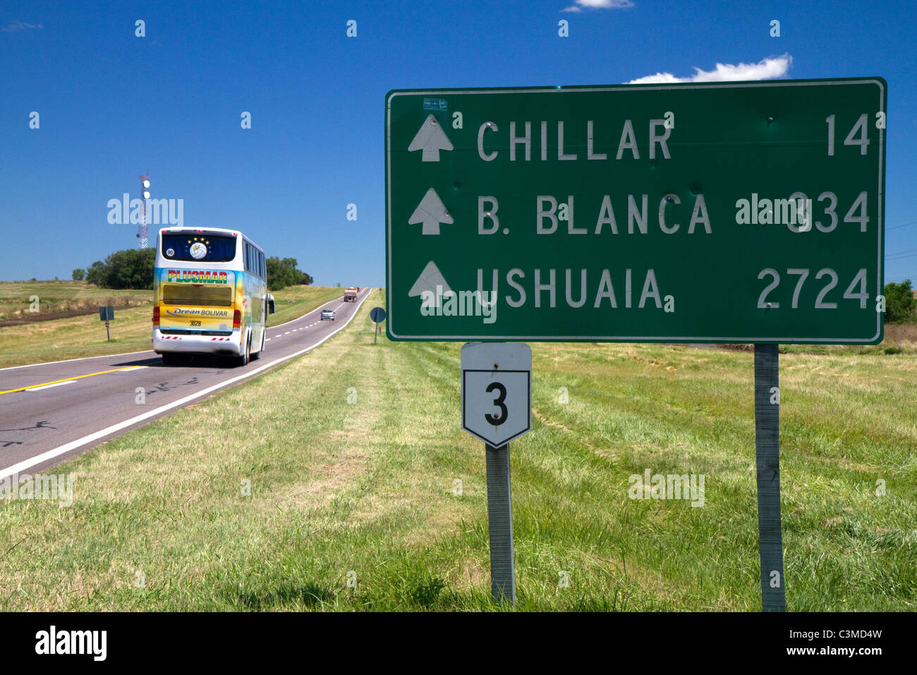 Panneau routier indiquant la distance en kilomètres le long de la route 3 Sud d'Azul (Argentine). Banque D'Images