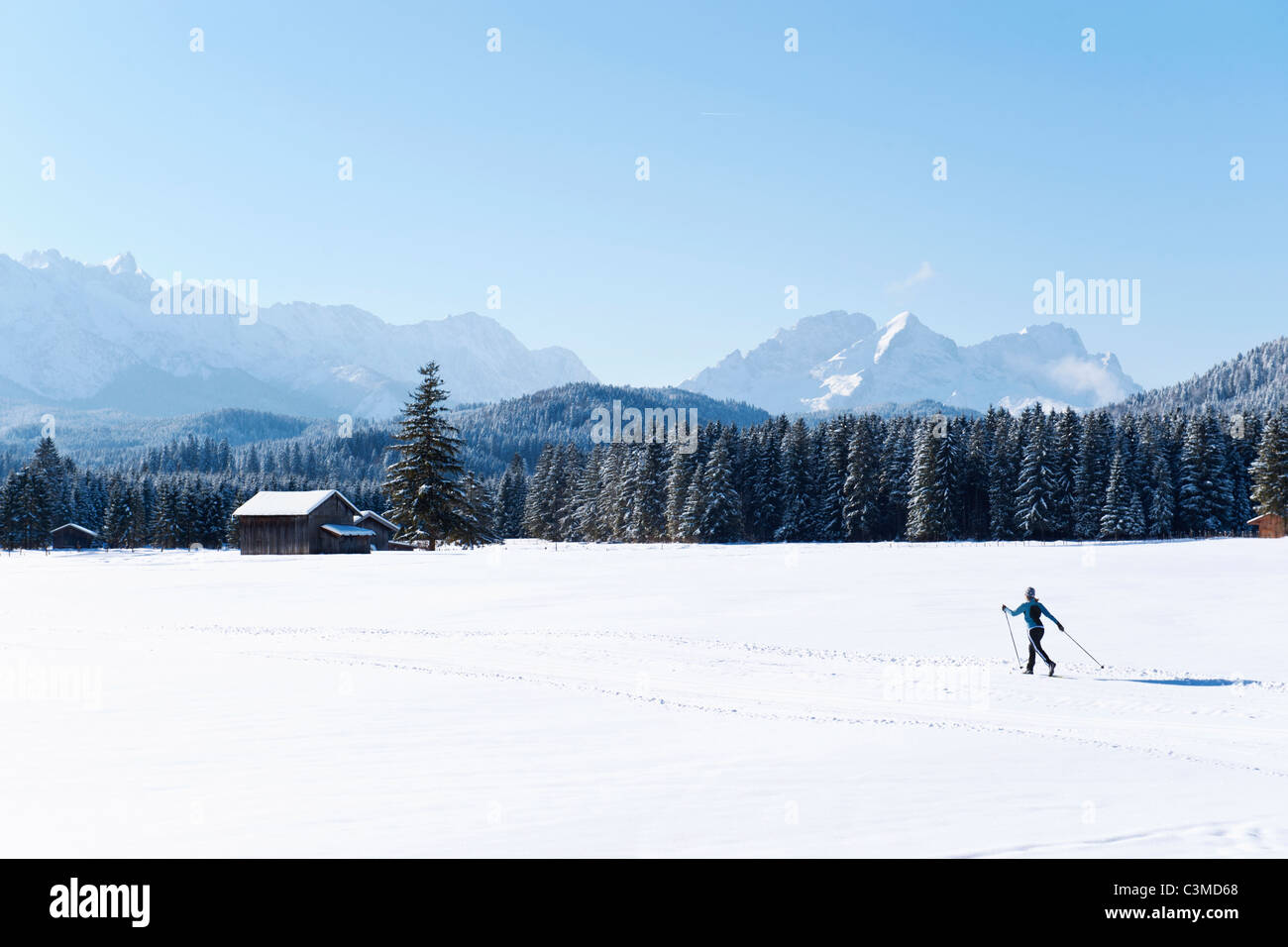 L'Allemagne, la Bavière, la vallée de l'Isar, Senior woman doing ski Banque D'Images