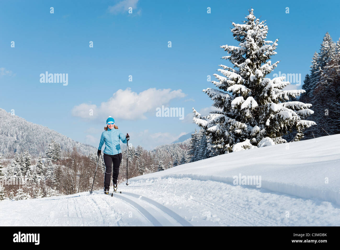 Allemagne, Bavière, Aschermoos, Senior woman doing ski de fond Banque D'Images