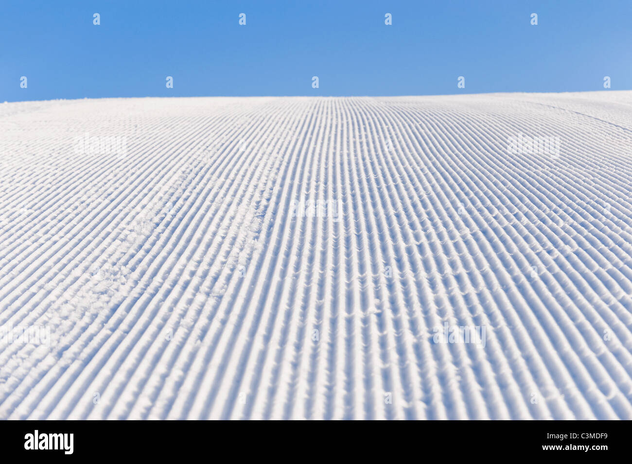 L'Italie, Trentin-Haut-Adige, Alto Adige, Bolzano, Alpe di Siusi, vue sur pistes de ski préparées avec ciel clair Banque D'Images