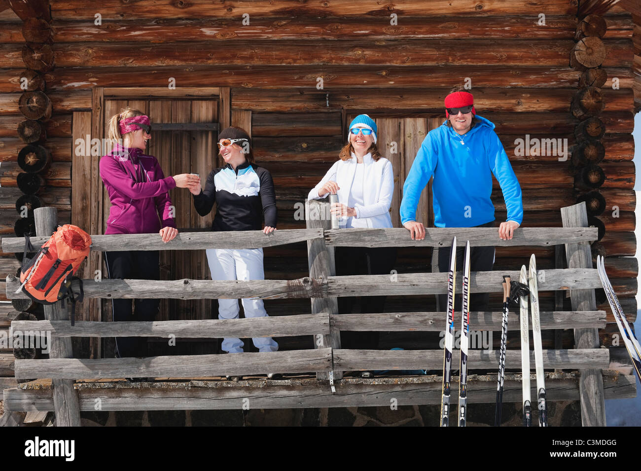L'Italie, Trentin-Haut-Adige, Alto Adige, Bolzano, Alpe di Siusi, personnes debout à l'extérieur de ski près de rampes Banque D'Images