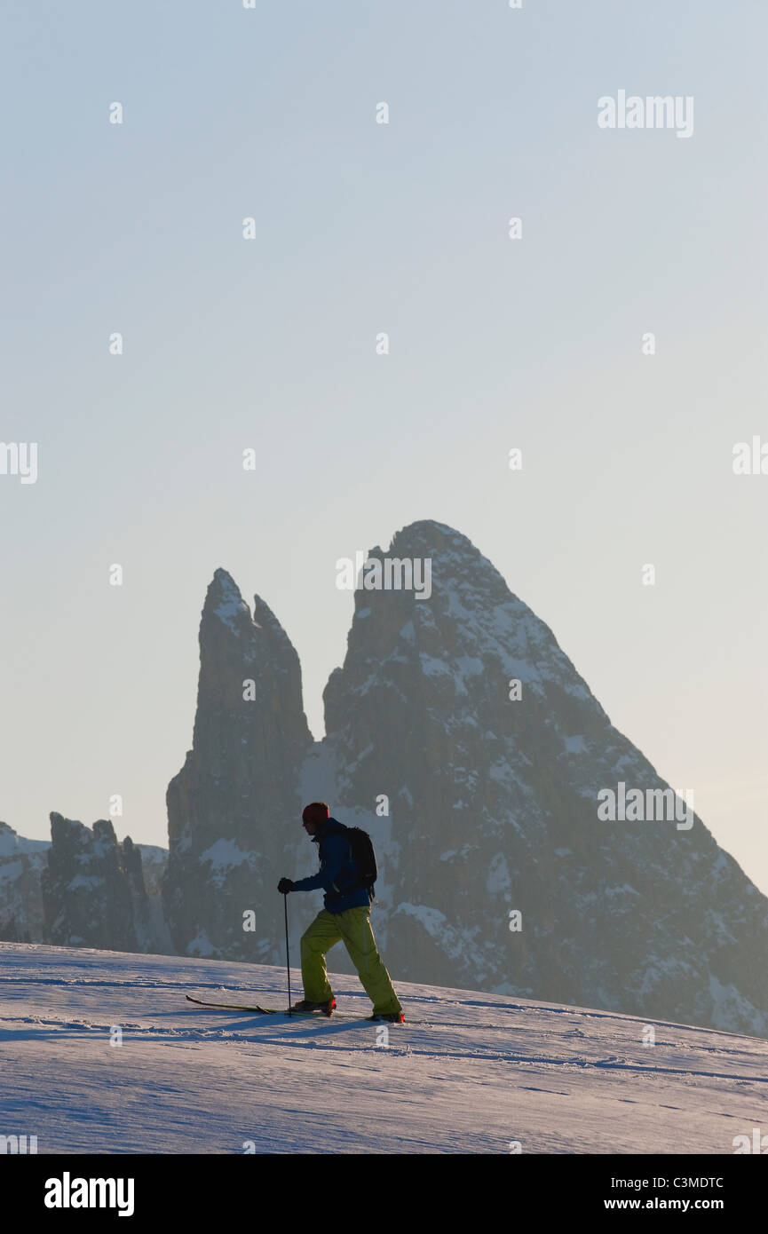 L'Italie, Trentin-Haut-Adige, Alto Adige, Bolzano, Alpe di Siusi, Mid adult man on tour de ski en matinée Banque D'Images