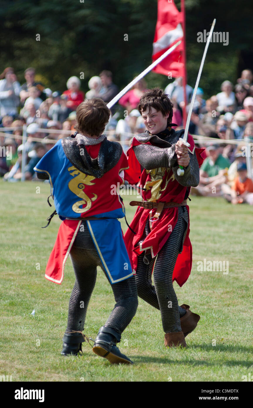 Deux chevaliers s'affrontent dans un tournoi de joutes à Blenheim Palace, Oxfordshire, UK Banque D'Images